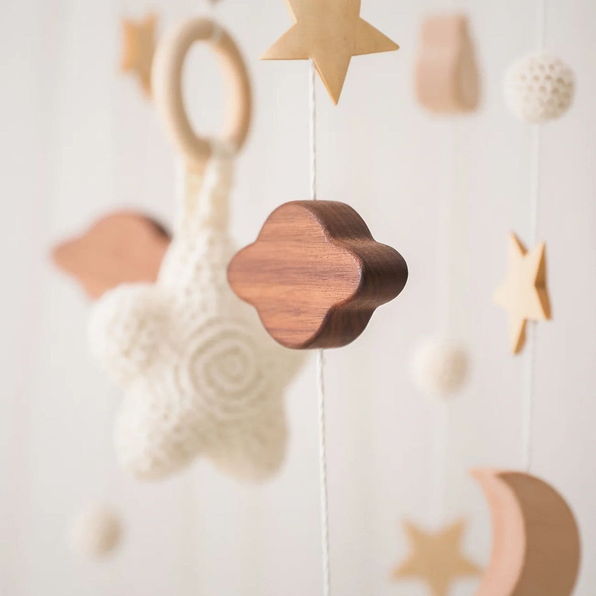 Baby_Mobile_with_Gentle_Rattle_49x23cm_-_Close_up_2